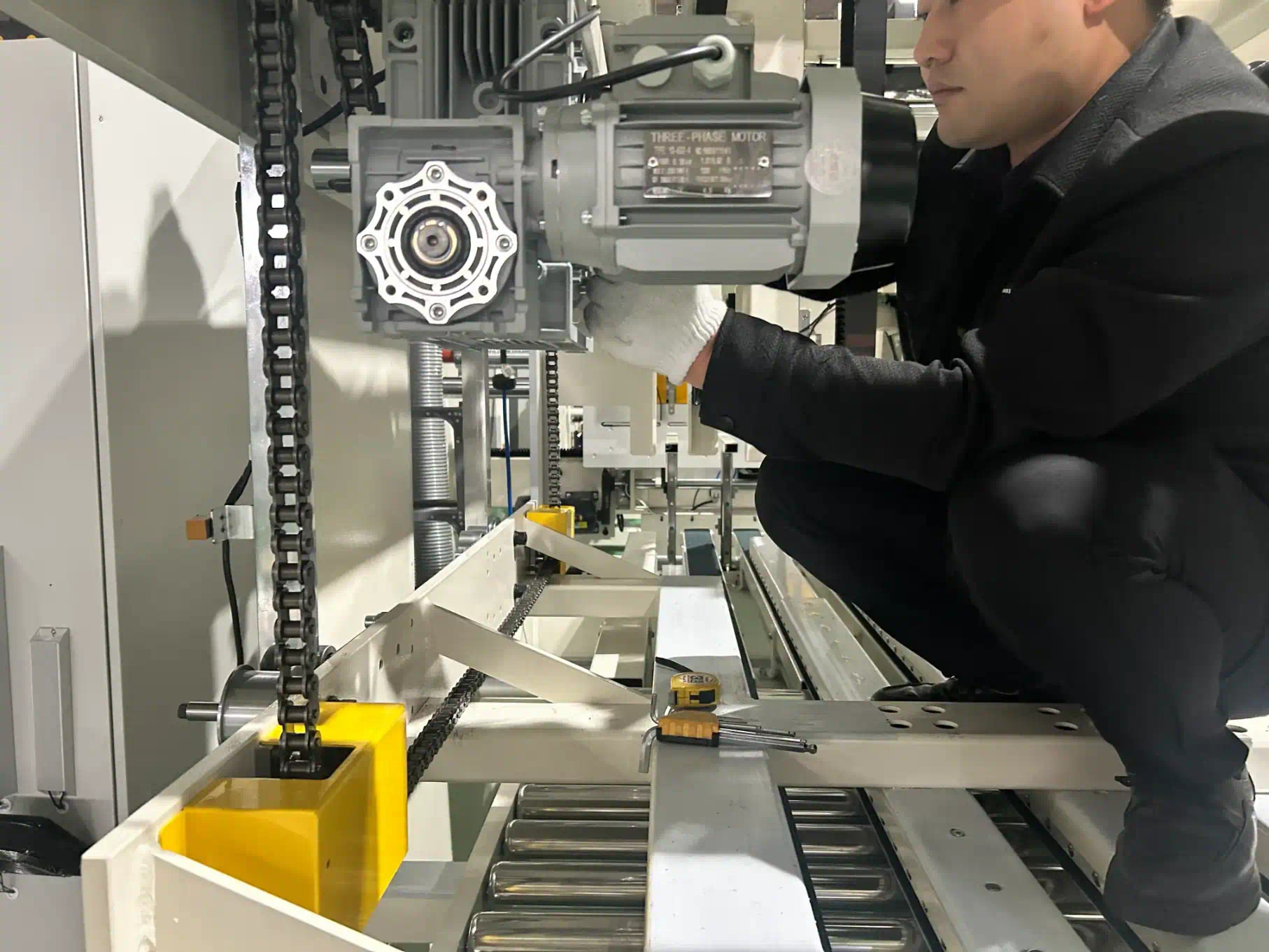 kunshan indeed technical engineer inspecting equipment