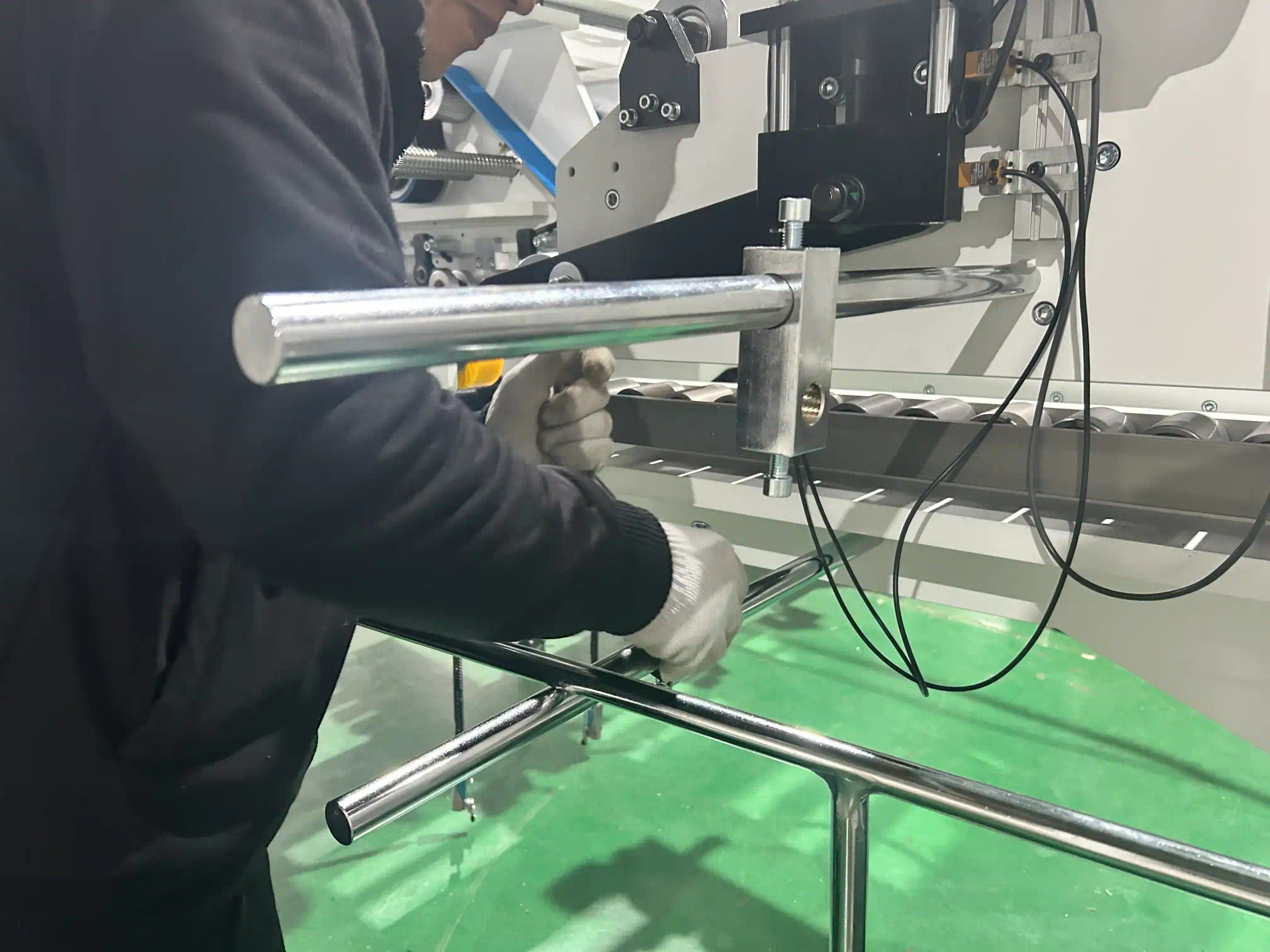 kunshan indeed worker tightening screws
